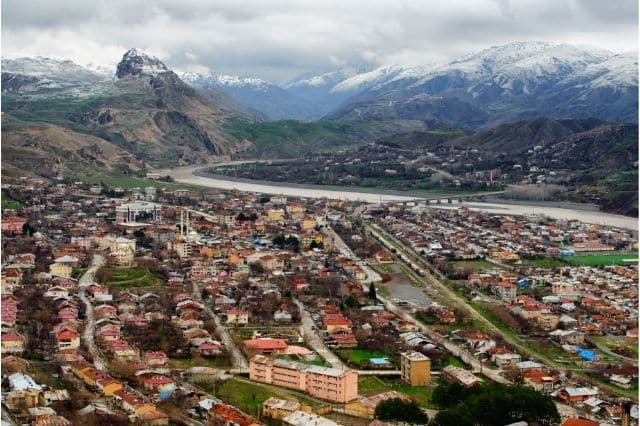 göğe baş uzatmış bir kale: palu kalesi